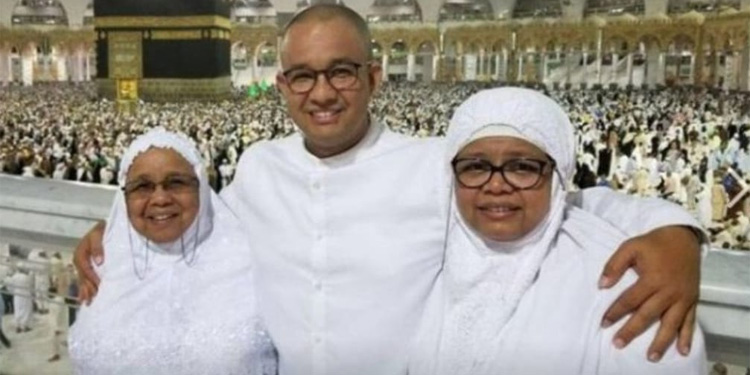Anies Baswedan bersama ibu dan istrinya ketika melaksanakan ibadah haji. (Dok. Anies Baswedan)