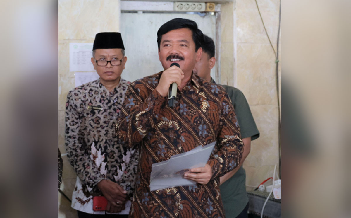 Menteri ATR/Kepala BPN Serahkan Sertipikat Tanah Wakaf Pondok Pesantren Saksi Sejarah Perang 10 November di Surabaya