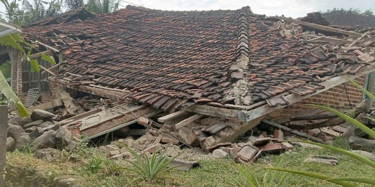 Kondisi rumah terdampak gempa di wilayah Kabupaten Gresik, Provinsi Jawa Timur. Foto: BPBD Kabupaten Gresik